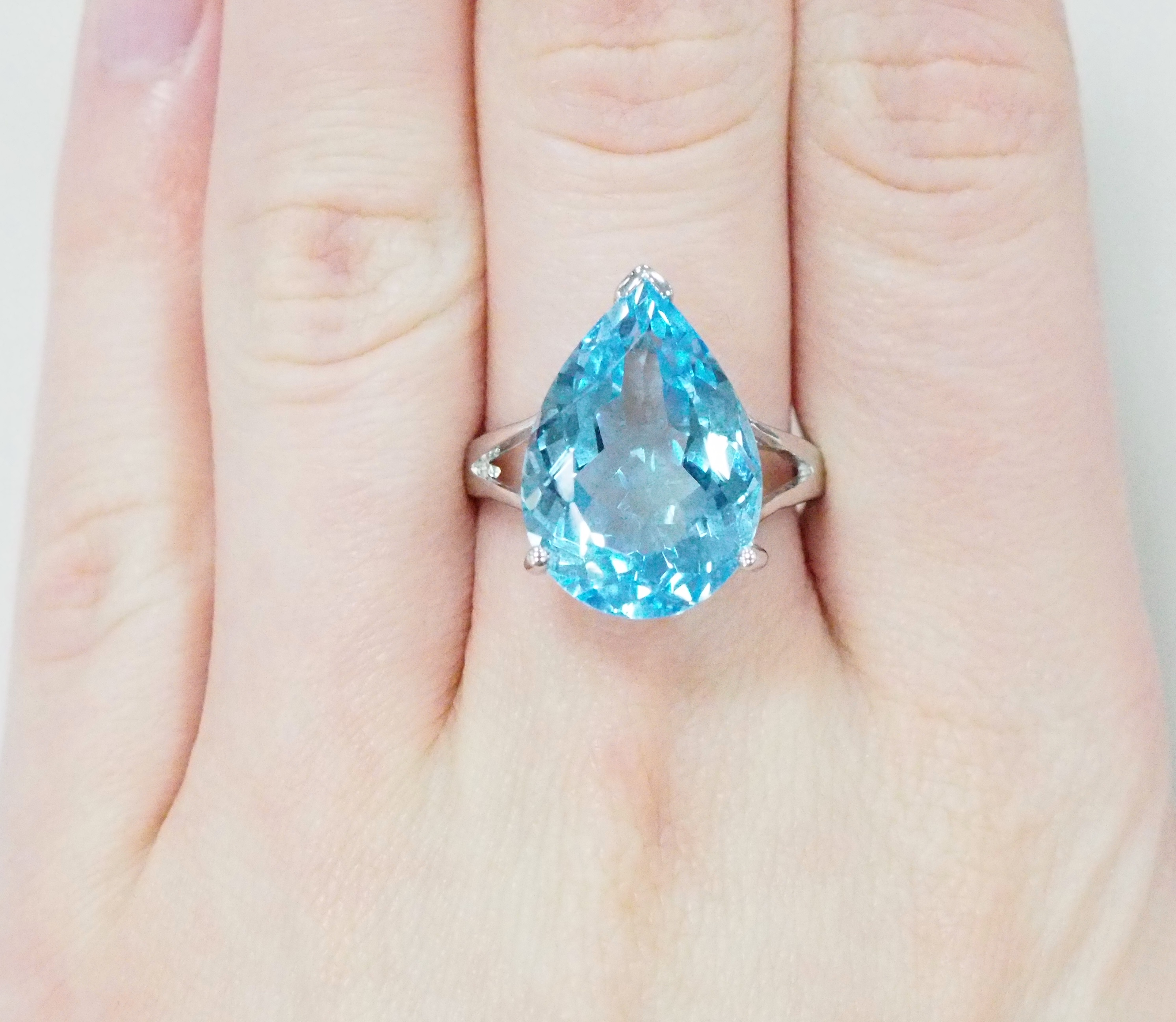 Серебряное кольцо 925 пробы; вставки 1 Агат зеленый; 12 Фианит бесцв.;